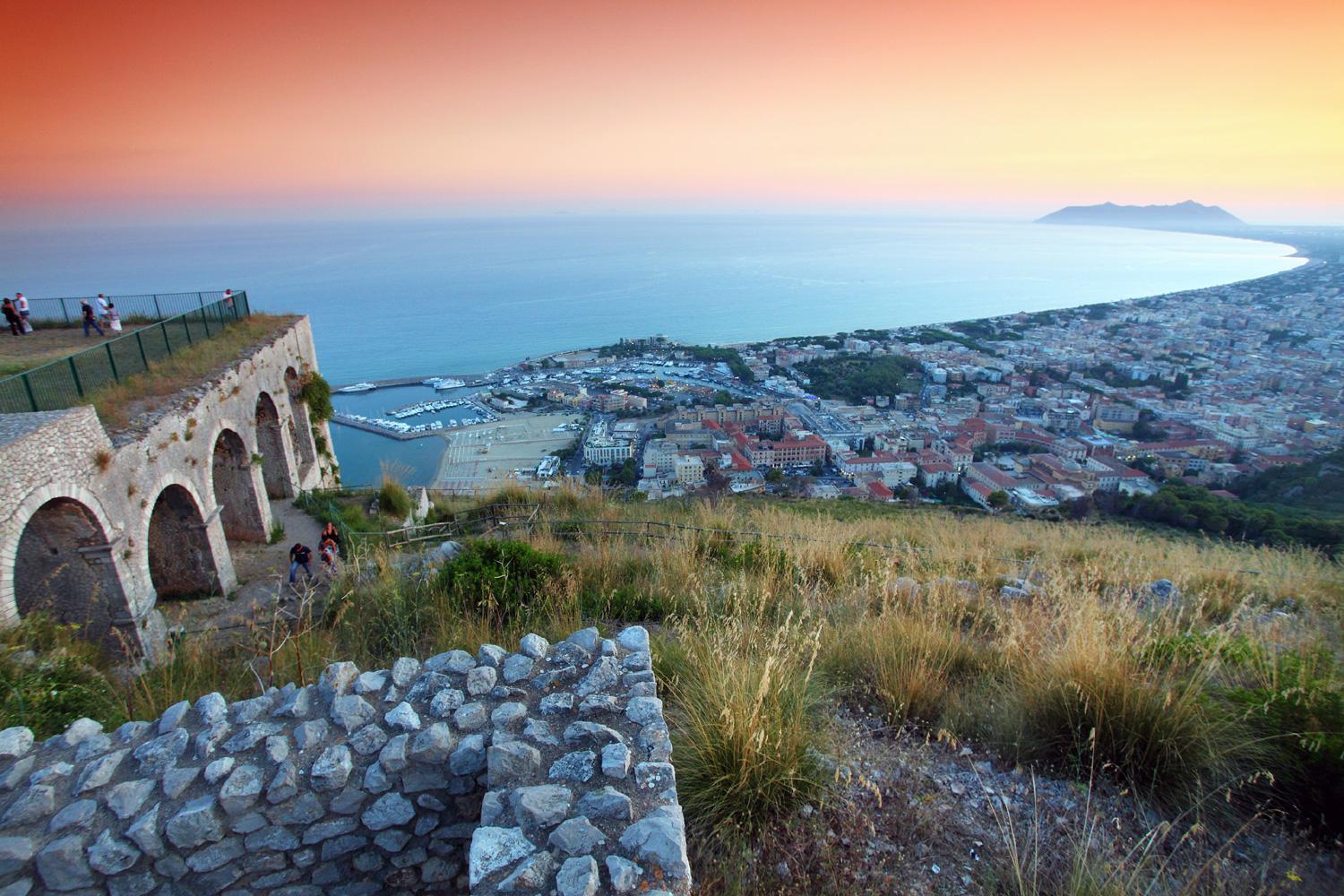 Casa Vitelli - Centro Storico A Due Passi Da Tutto Apartment Terracina Luaran gambar