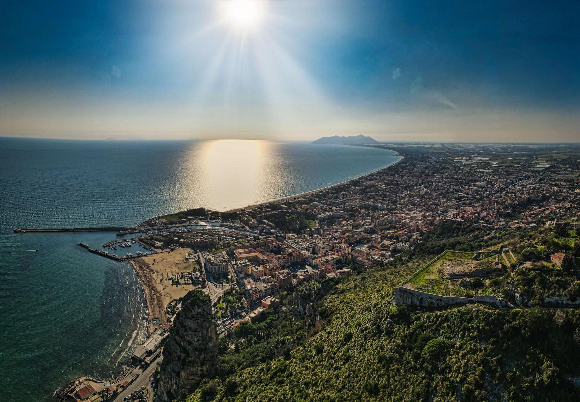 Casa Vitelli - Centro Storico A Due Passi Da Tutto Apartment Terracina Luaran gambar